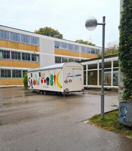 Slow Mobil vor Schule